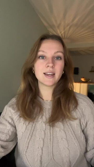 Dit is waarom je door deze vragen te stellen tot goede contentideeën komt👇

Vraag 1. Veelgestelde vragen laten zien wat er echt speelt bij je doelgroep. Als er meerdere klanten dezelfde vragen stellen, zullen er waarschijnlijk nog veel meer mensen zijn met diezelfde vragen.

Top input voor relevante content dus!

Dit is wat je met de antwoorden kan doen:
✨Maak een video waarin je gewoon tegen de camera praat en een antwoord geeft op de vraag.
✨Speel in op een leuke trend en geef spelenderwijs antwoord op de vraag.
✨Maak een video waarin je de veelgestelde vraag beantwoord door te laten zien het het in z’n werk gaat bij jullie. 
➡️ Bijv. Veel mensen vragen hoe jullie een bepaald product maken. - Laat het zien!

Vraag 2. Door in te spelen op actualiteiten houd je je content authentiek en actueel. Mensen vinden het leuk om te zien wat er achter de schermen gebeurt. Dit maakt je menselijker en laagdrempelig.

Dit is wat je kan doen:
✨Maak behind-the-scenes beelden.
➡️Bijv. van een: Een bijzondere levering, leuke klus, een foutje.
✨Deel een mijlpaal (drukke dag, verjaardag, nieuwe medewerker)

Vraag 3. Twijfels zijn koopbarrières. Als je deze twijfels wegneemt met content, verlaag je drempels en vergroot je aankopen. 

Dit kan je doen:
✨Laat voor-en-na voorbeelden zien (video of foto).
✨Maak een uitlegvideo waarin je twijfels ontkracht.
✨Maak uitlegvideo’s waarin je laat zien hoe je te werk gaat.

Met enkel deze drie vragen hoef jij nooit zonder content te zitten!

Vind je het nog steeds lastig om uit te vogelen wat je steeds maar weer mag posten? Stuur mij dan even een DM!